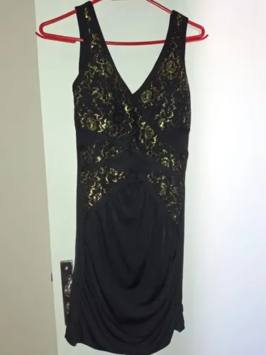 Vestido de festa preto com detalhes dourados