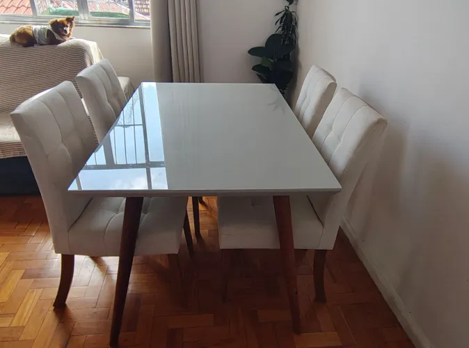 Mesa com quatro cadeiras