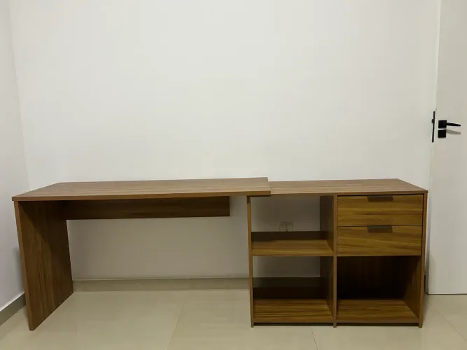 Vendo escrivaninha seminova, apenas 4 meses de uso. Excelente estado. Aproveite!