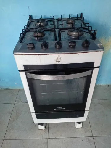 Vende se fogao de 4 boca sendo que 3 fuciona na energia e uma nao so que ta sem a tampa