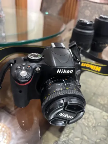 Câmera fotográfica Nikon com lente