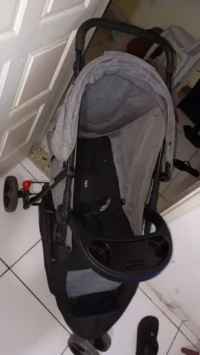 Carrinho de bebê com bebê conforto