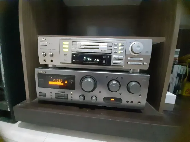 Receiver gradiente e DVD JVC