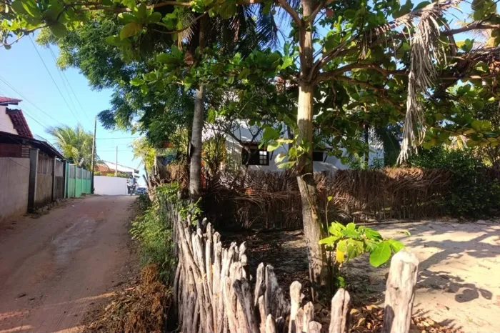 VENDE SE TERRENO NA PRAIA DE GUAJIRÚ COM 1.456M2 A 150M APENAS DA PRAIA