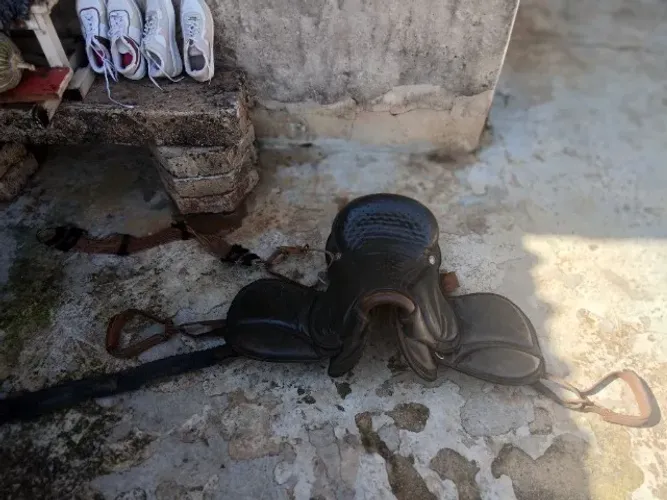 Vendo uma sela de pista com duas barriquera e contra ladigo e dois estibo veio