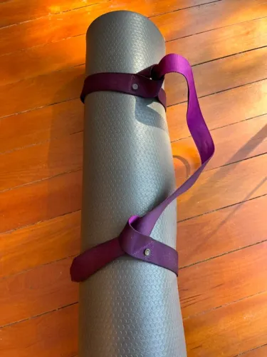 Yoga Matt Manuka pro black 6mm long , com alça da LULULEMON e toalha Manuka
