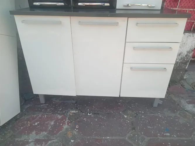 VENDO UM BALCAO DE FERRO ITATIAIA BEM CONSERVADO SEM FERRUGEM