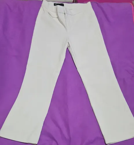 Calça Zara off White alfaiataria. Usada em excelente estado, sem manchas ou rasgos 
