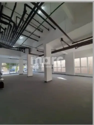 Excelente localização, loja térrea de 188m², com 1 banheiro, piso elevado, jardim privado,