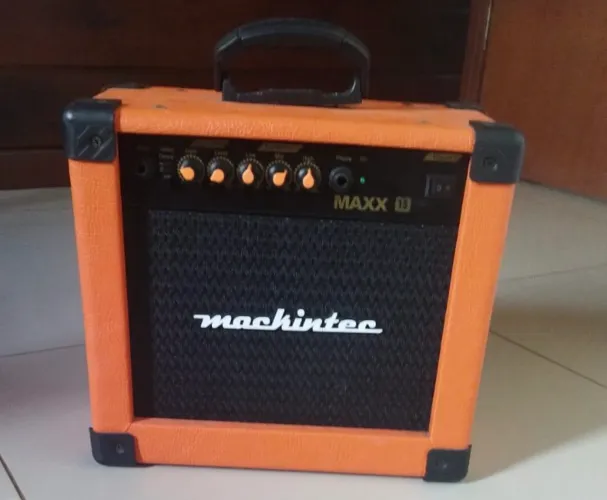 Caixa Amplificadora Mackintec Maxx 15 laranja. 15 Watts RMS