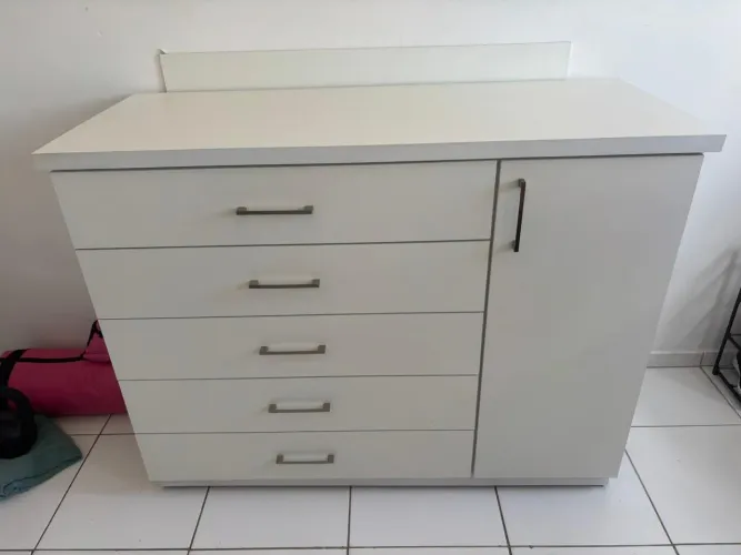 Cômoda MDF branco - 5 gavetas e 1 porta com 2 prateleiras