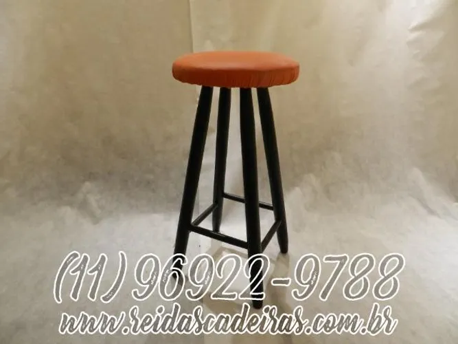 Banqueta de madeira Alta Fixa Com Estofado