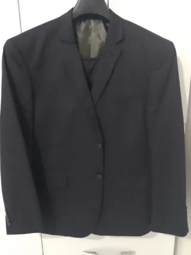 Blazer preto com fundo verde