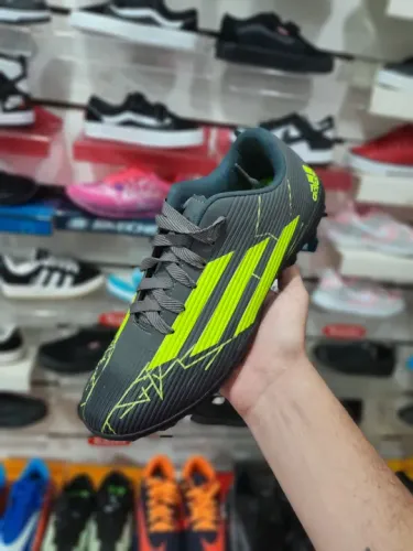 Chuteira de Futebol Society Adidas - Tamanho 40
