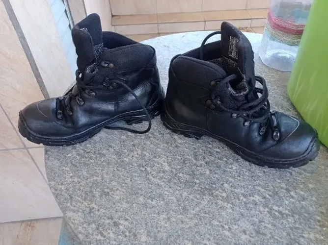 Você motoqueiro. Bota Gardela, número 41 usada, parecida com cuturno militar, pouco uso.