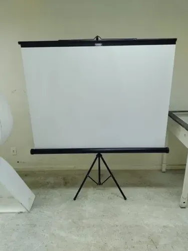 Telão projetor, com tripé acoplado, retratil, bom estado. E outros 