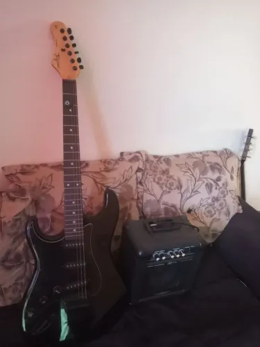 Vendo guitarra canhota Tagima com caixa cabo santo Ângelo e capa