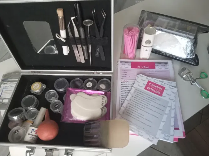 Maleta com produtos para cilios fio a fio