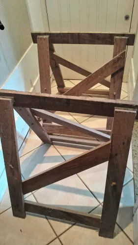 Dois cavaletes de madeira lei