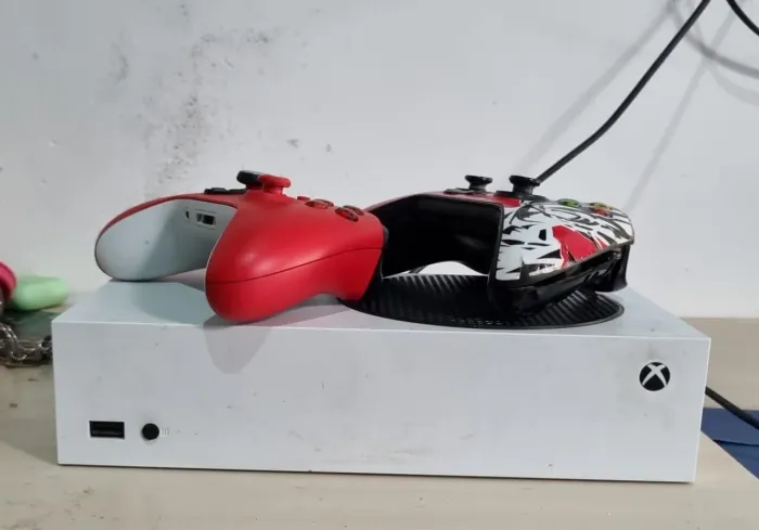 Vendo Xbox Series S com 2 controles