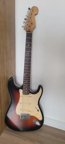 Guitarra usada com caixa de brinde.