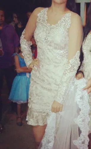 Vestido de renda bege com detalhes
