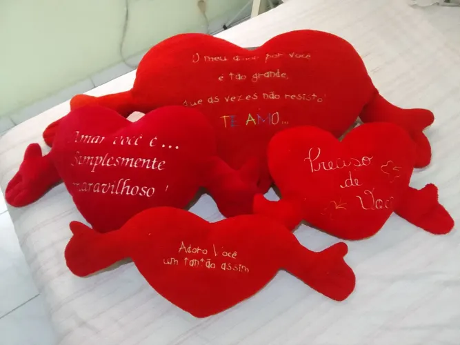 Almofadas de pelucia coração veludo vermelhas