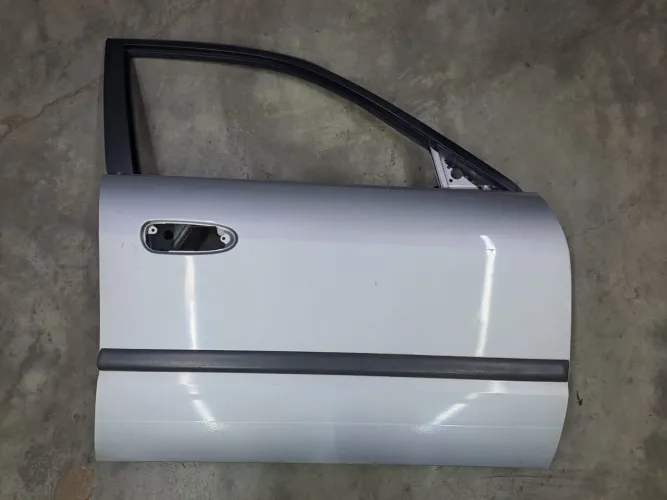 Porta dianteira direita Mazda 626 GLX 1999