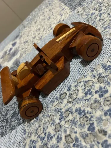 Carrinho de corrida de madeira