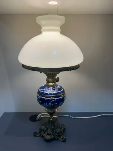 Linda luminária antiga em forma de lampião