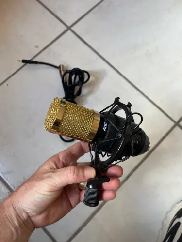 Microfone condensador dourado profissional estúdio podcast música
