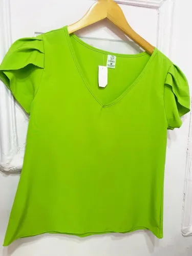 Blusa verde com mangas bufantes
