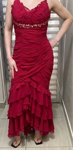Vestido de festa vermelho com detalhes