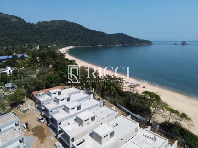 Casa de Praia Pé na Areia em Condomínio Fechado no Toque-Toque Pequeno, São Sebastião-SP. 