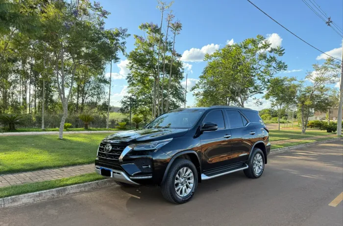 TOYOTA HILUX SW4 SRX 2022 4X4 AUT. DIESEL, PRETA, 7 LUGARES