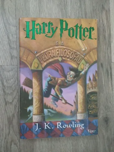 Harry Potter e a Pedra Filosofal - Livro