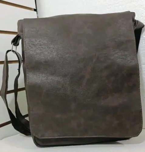 Bolsa transversal masculina.