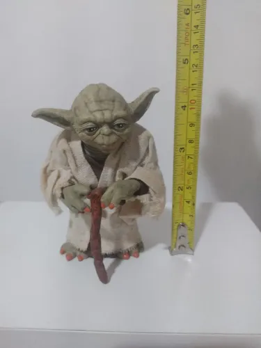 Star Wars - Action Figure Yoda com túnica de tecido
