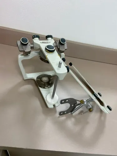 Articulador semiajustável