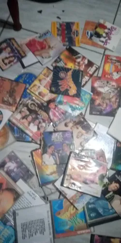 CDs de músicas variadas 