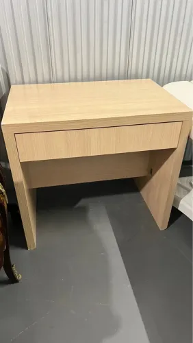 Mesa auxiliar com gaveta