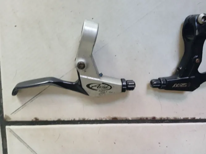 PAR DE MANETES AMBOS MODELOS DIFERENTES