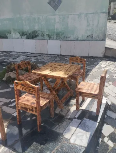 Conjunto de mesa e cadeiras de madeira rústica infantil