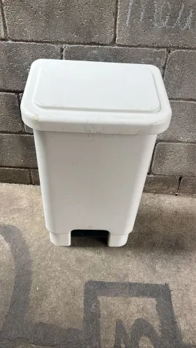 Lixeira de 50 litros com pedal branca muito bem conservada