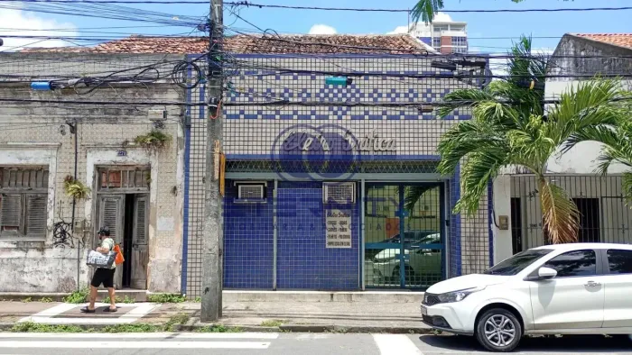 Casa à Venda e Locação em Soledade Recife, 443m², 2 Banheiros