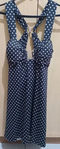 Vestido preto com bolinhas
