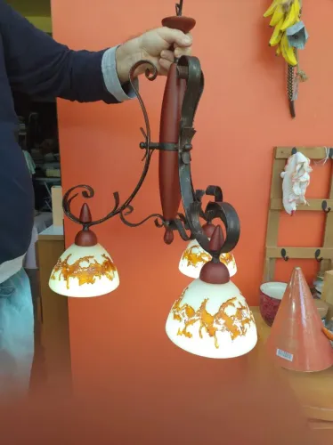 Lustre colonial de ferro madeira e cúpulas em alabastro esculpido e pintado em baixo rele