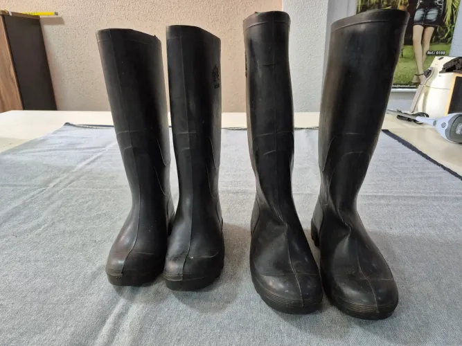 Dois pares de botas, numeração 42 e 37.