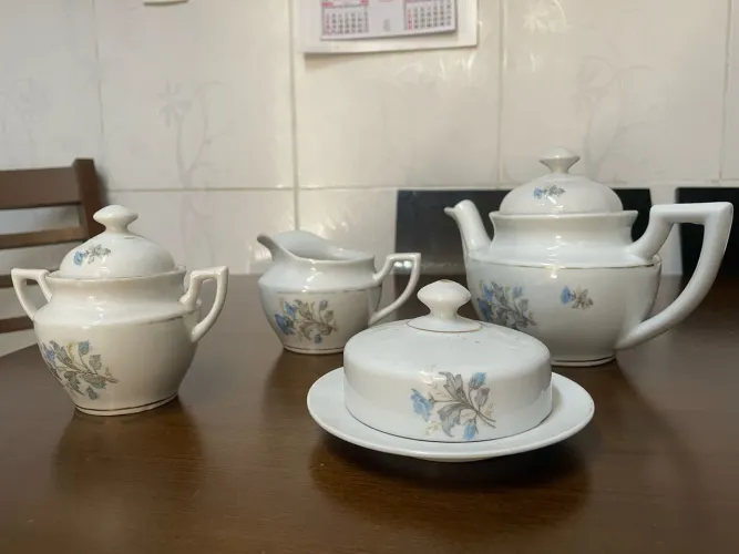 Conjunto de Chá em Porcelana com Flores