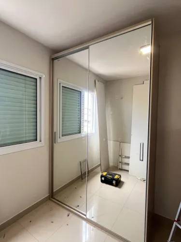 Portas de Espelho e Vidro Branco